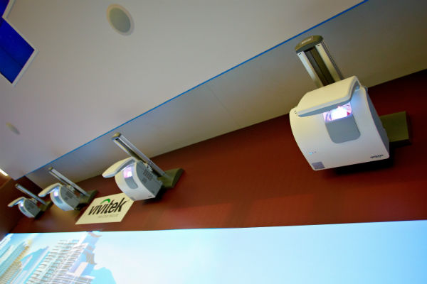 Сшивка проекторов Vivitek