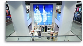 CHIEF помогает инсталляторам создать динамическую видеостену H&M