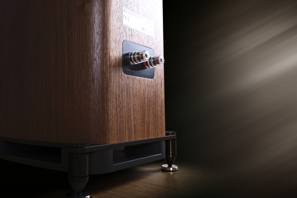 EVO 5.3.4_Walnut_Artistic_R2.jpg