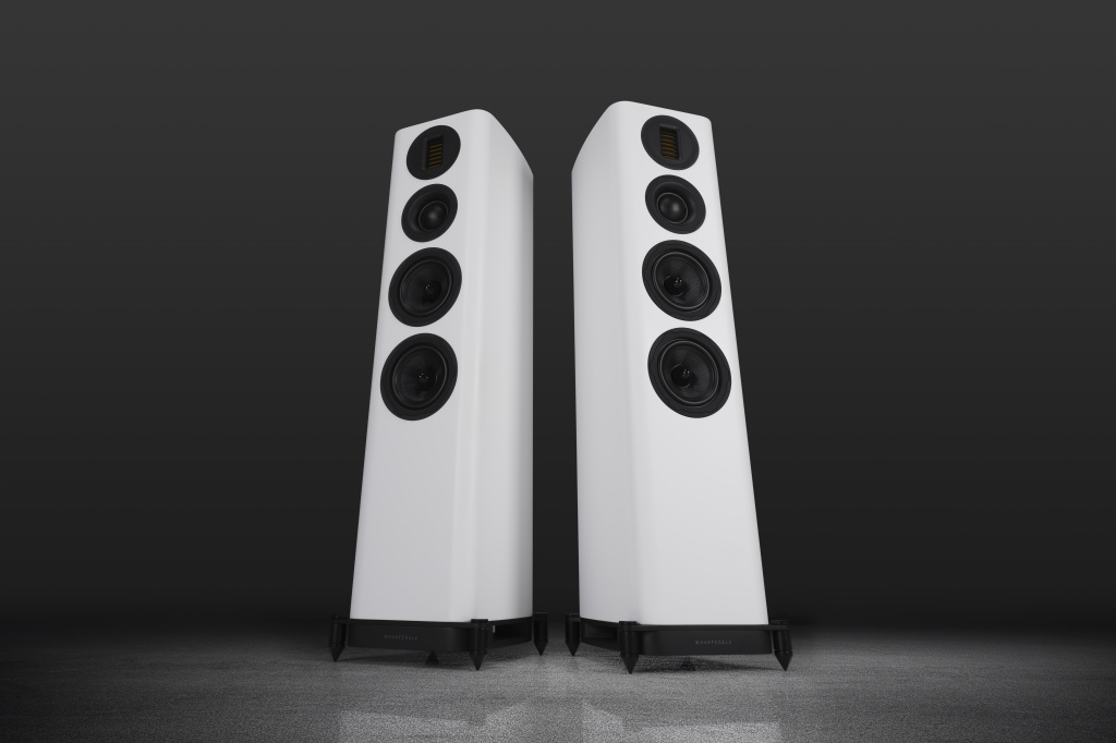 EVO 5.4 White Artistic 1_I.jpg