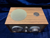 Радиоприемник с часами Tivoli Model Three BT Цвет: Бежевый/Орех [Classic Walnut]