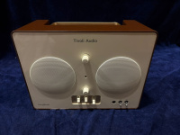 Портативная аудиосистема Tivoli SongBook. Цвет: Кремовый/Коричневый [Cream/Brown]