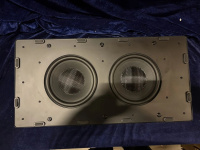 Встраиваемый пассивный сабвуфер M&K Sound IW28S в закрытом корпусе. Металлический прямоугольный гриль под покраску. Цвет: Белый.