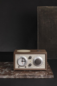 Радиоприемник с часами Tivoli Model Three BT Цвет: Бежевый/Орех [Classic Walnut]