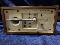 Радиоприемник с часами Tivoli Model Three BT Цвет: Бежевый/Орех [Classic Walnut]