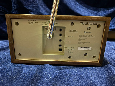 Радиоприемник Tivoli Model One BT Цвет: Бежевый/Орех [Classic Walnut]