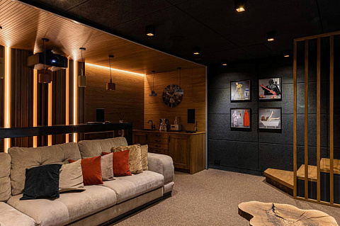 iLand media room от Hi-Tech House: медиакомната на месте гаража