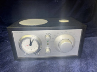 Радиоприемник с часами Tivoli Model Three BT Цвет: Черный [Black]