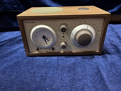 Радиоприемник с часами Tivoli Model Three BT Цвет: Бежевый/Орех [Classic Walnut]