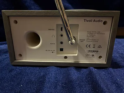 Радиоприемник с часами Tivoli Model One+